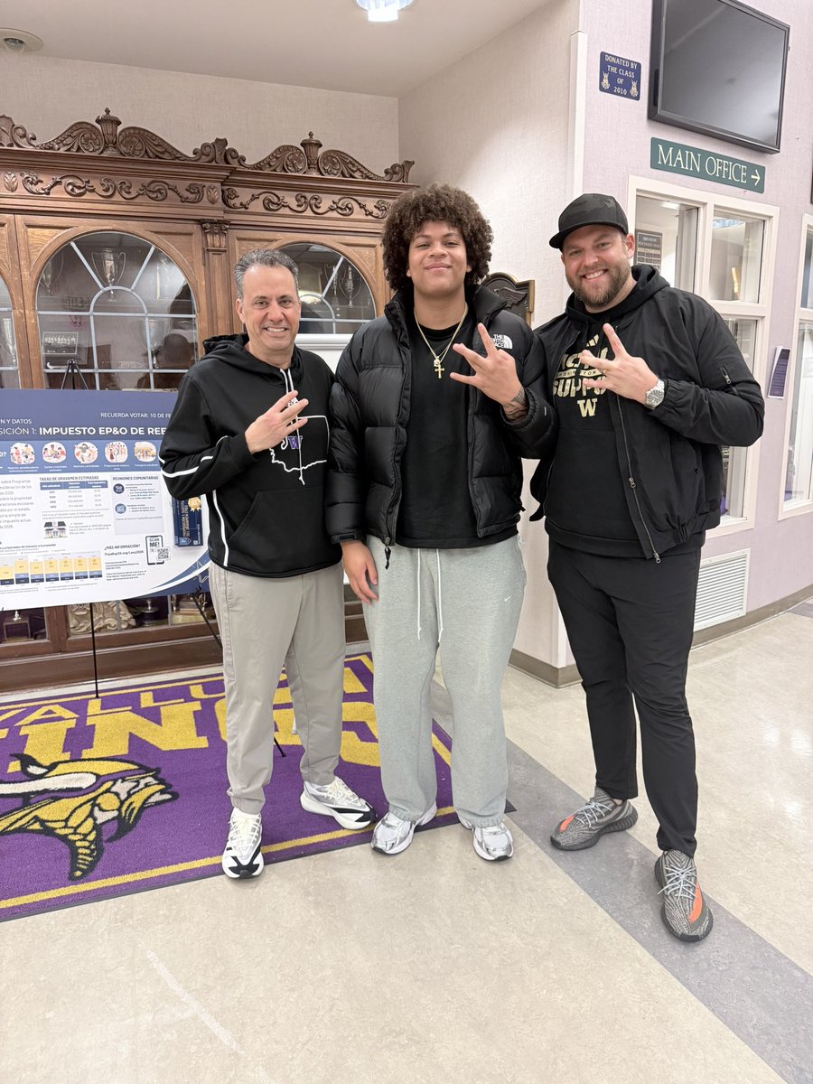 GecovaDoyal_19's tweet photo. Thank you @CoachJeddFisch and @MichaelSwitzer for stopping by and taking the time to talk!! @CoachDjayy @Coach_TuiAvaava @FaipeaAvaava @BrandonHuffman https://t.co/tAB9tbRZuT