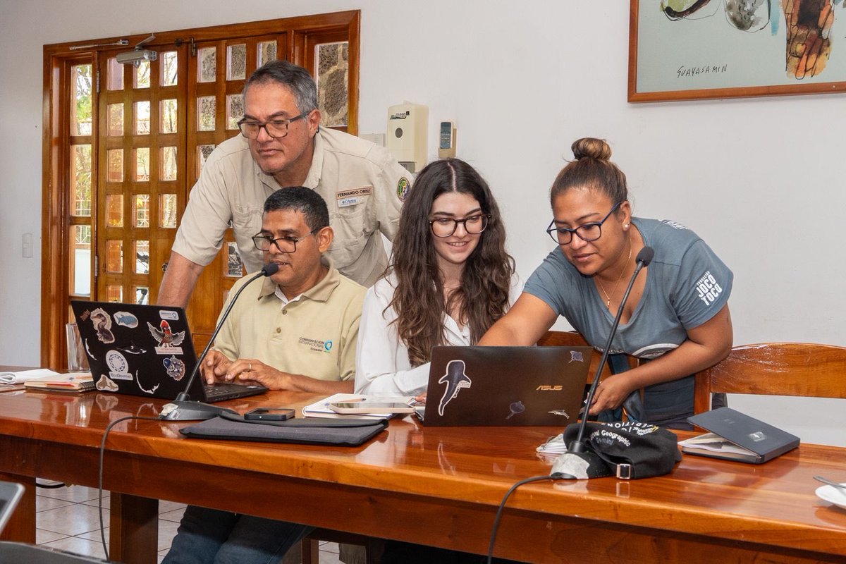 La Dirección del Parque Nacional Galápagos, junto a <a href="/inocarec/">INOCAR</a> y <a href="/CI_Ecuador/">Conservación Internacional Ecuador</a>, impulsa el proyecto #CeroAnclas, una iniciativa que protege los fondos marinos y promueve un turismo responsable.

🔹 Conservación de hábitats del fondo marino
🔹 Sistemas de anclaje fijos y