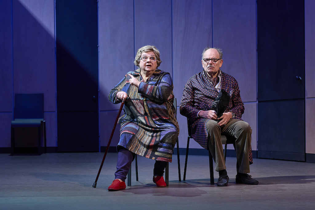 "Dans le couloir" création de Jean-Claude Grumberg <a href="/theatreHebertot/">Théâtre Hébertot</a> avec les grandioses CHRISTINE MURILLO et JEAN-PIERRE DARROUSSIN mis en scène Charles TORDJMAN, mon papier en ligne ce soir ;artistikrezo.com/spectacle/dans…