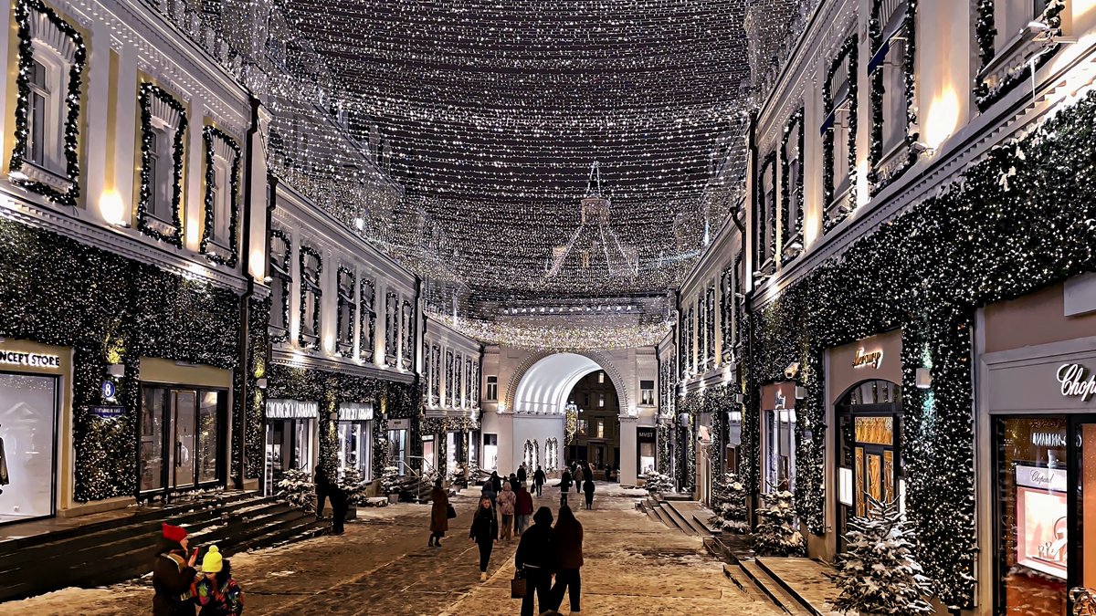 PEKHTography's tweet image. Somewhere beneath those lights, someone holds someone tighter. 
Snow falls soft. Stores glow loud. 
And for a breath—just one—you forget which world is real. 🌨️✨ 
The expensive one or the warm one.
#ChristmasVibes #LuxuryLifestyle #WinterWonderland #MagicMoments