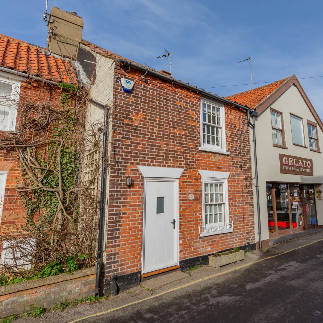 Cosy up with your special someone at our heavenly Angel #Cottage this #Valentinesweekend ! 🌟 Enjoy the charm of #Southwold with boutiques-a-plenty, welcoming cafes, &amp; delicious gelato just steps away from the cottage. 💘 #suffolkcoast #visitsuffolk
durrantsholidaycottages.co.uk/holidaycottage…