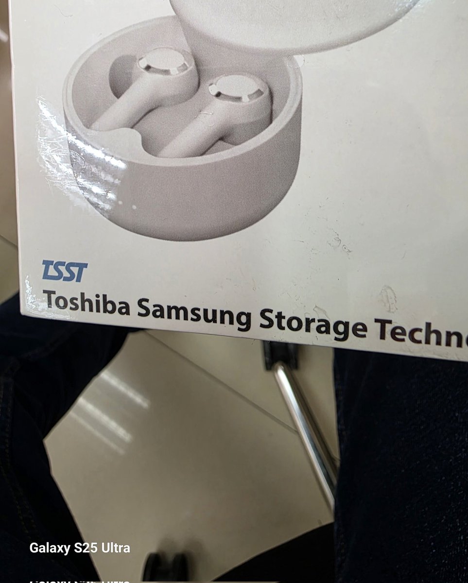 LoganCalzada's tweet photo. Me regalaron estos audífonos "sencillos" en mi trabajo y se oyen mil veces mejor que los beat que compre por un anuncio 😶, no se dejen llevar por la mercadotecnia amigos 🥲 https://t.co/lkSXLJ2ZJs