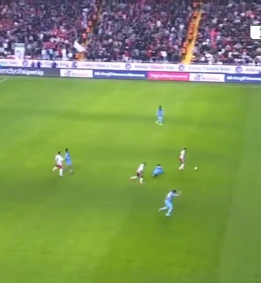 GÖRDÜNÜZ MÜ OULAİ Yİ!!!!.  0 kilit pas, 0 dripling, 0 rcs 'na girme, 0 ikili mücadele, yan pas geri pas ve muhteşem bir Asist rakibe..... bu çocuğu Galatasaraya 40a çakmak isteyenler ve Oulai yi takımda görmek isteyenleri sahneye alalım....