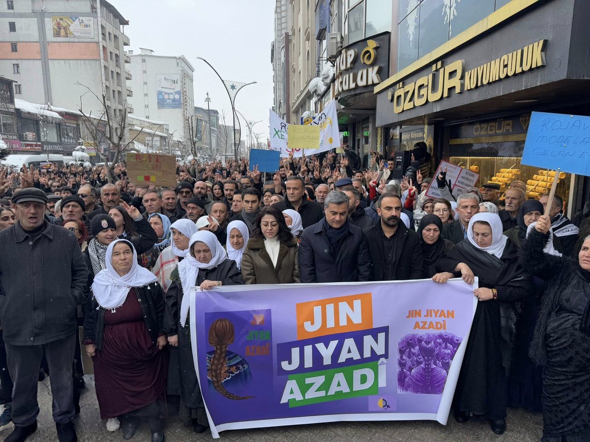 vezirparlak's tweet photo. Kürt halkı haftalardır her yerde Rojava için ayakta. Bugün Gever (Yüksekova) halkımız da destek ve dayanışmasını en güçlü şekilde gösterdi. Gever’den Kobani’ye barışı ve demokratik toplumu birlikte inşa edeceğiz.

@DEMgever

#Rojava #RojavaÖzgürlüktür #RojavaIsFreedom https://t.co/vL8XFrpZNz