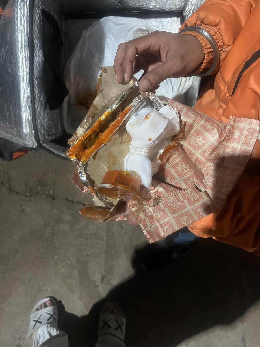 mominamen's tweet photo. This is how @Swiggy  deals with such serious matter. Do they basically want me to consume spilled food which could be adultered? 
after giving the proofs, their blunt reply is not acceptable https://t.co/7mefXaaXdg