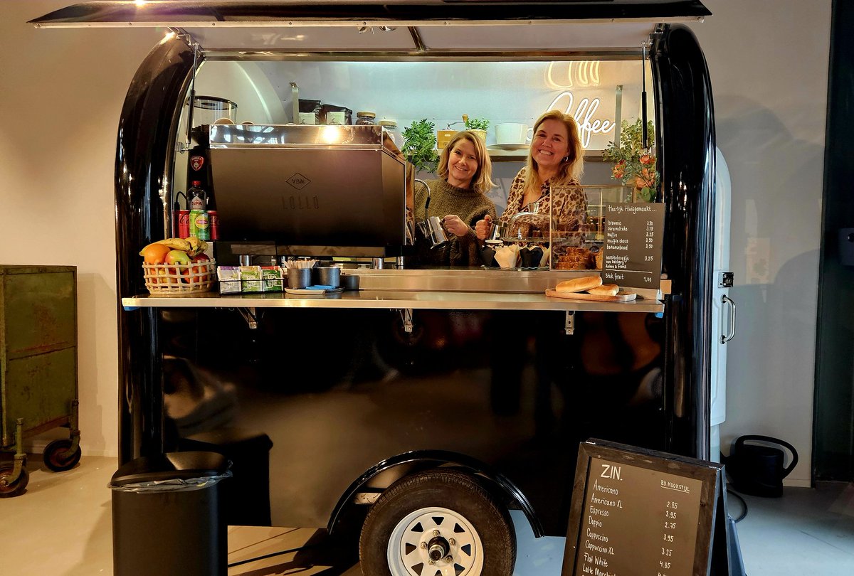 CMJackOss's tweet image. ZIN. met een punt is de nieuwe mobiele koffiecorner in ons Warenhuis! Voor een uitgebreide koffiekaart en huisgemaakte lekkernijen ben je welkom bij Jacqueline en Melanie! #Warenhuis #centrumoss