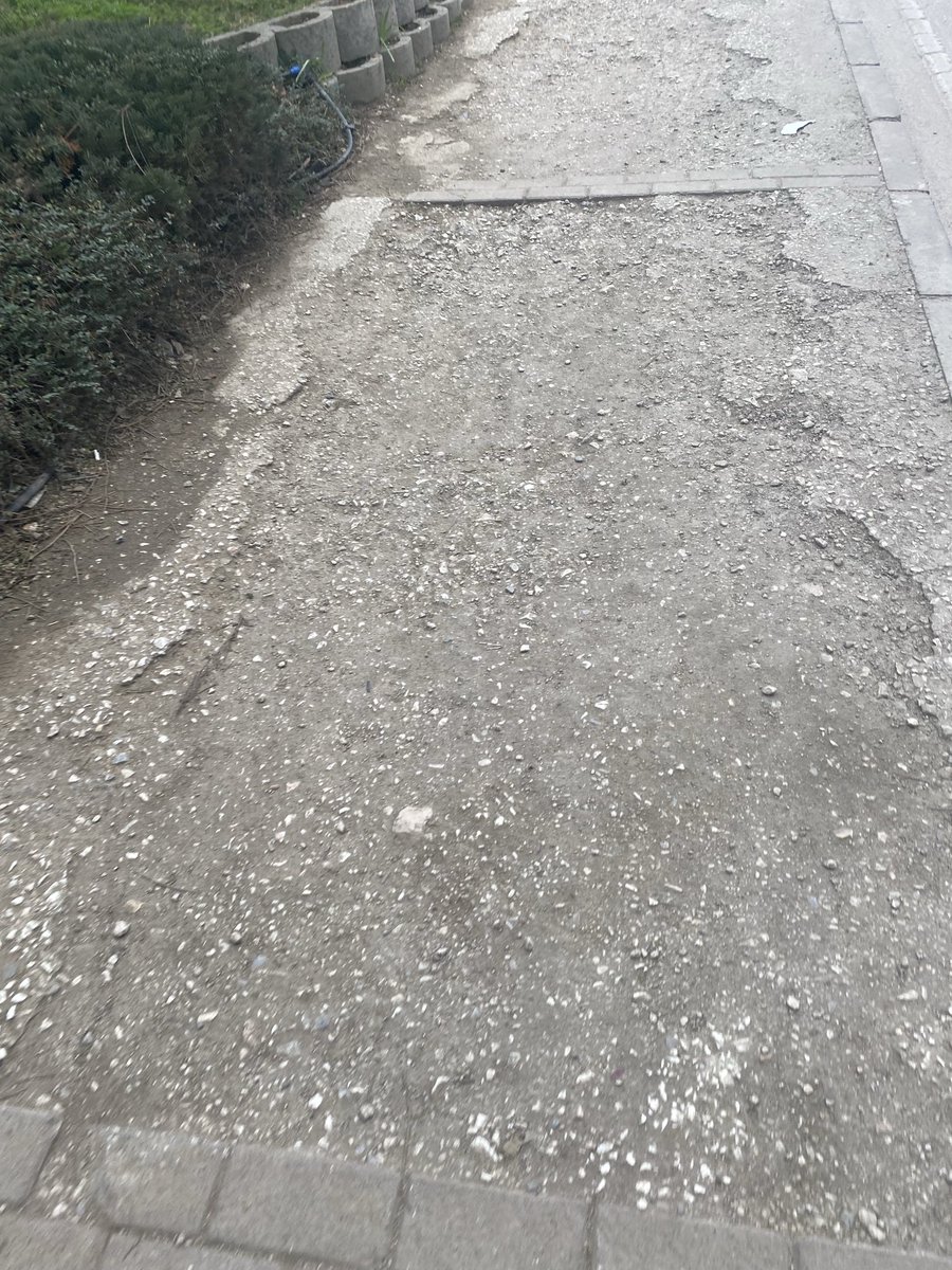 ⁦<a href="/bursabuyuksehir/">Bursa Büyükşehir Belediyesi</a>⁩ sayın yetkililer; Bursa-İzmir Yolu Ataevler-23 Nisan Bursaray durağının olduğu üst geçitin altında kalan bölümde kaldırım sathı oldukça bozuk durumda , şu an park yolları çalışması yapılan alanda bu kaldırımında yenilenmesini dikkate almanızı rica ederiz.