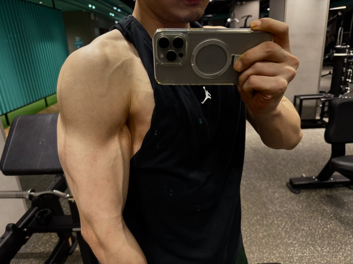 今天练背日～持续保持低体脂，练背各位记得顺带练中束～还有热身肩胛骨和前锯肌哦