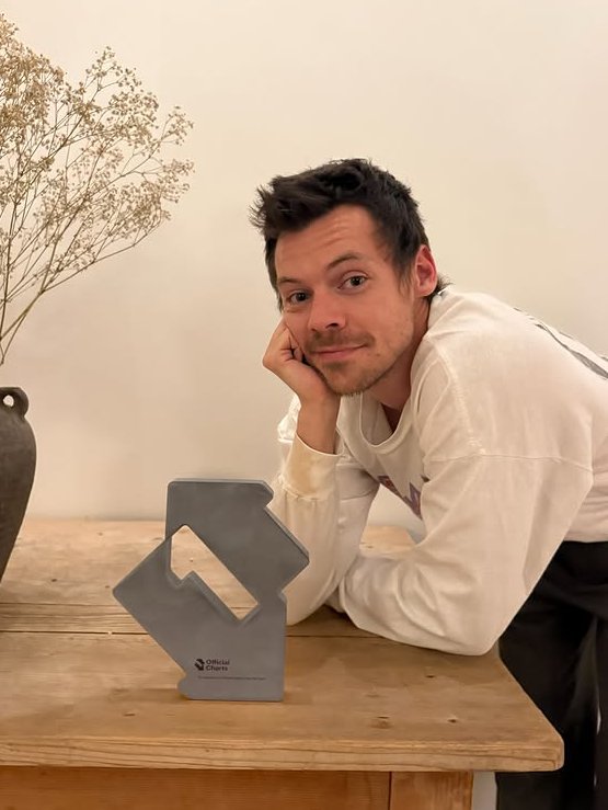 Harry Styles com seu troféu de número #1 de “Aperture” no UK Official Charts. ✨