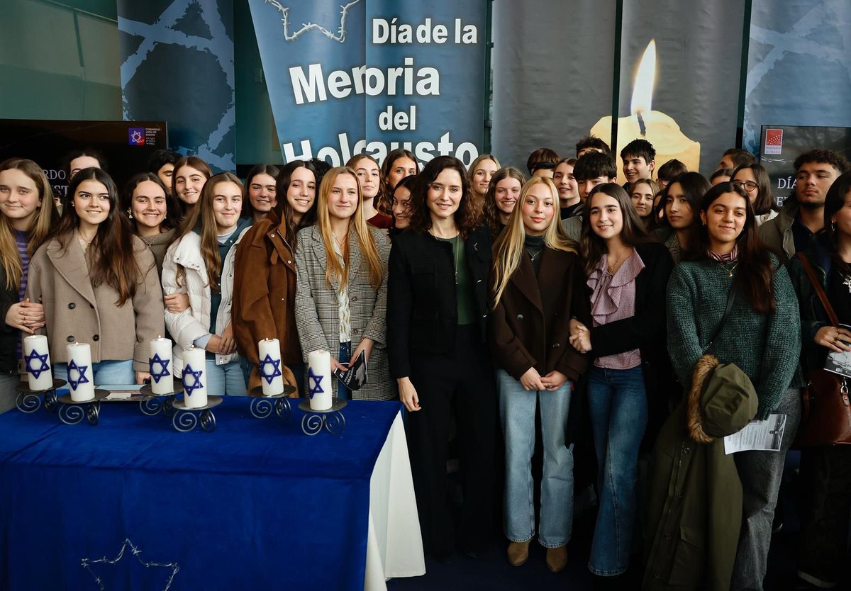 IdiazAyuso's tweet photo. En la semana en que honramos la memoria de las Víctimas del Holocausto, pedimos que nadie utilice a niños y jóvenes para sembrar sociedades totalitarias. 

En Occidente no ha de caber el totalitarismo en forma de antisemitismo, fascismo o comunismo.

Son cada vez más propagados en universidades, con boicots, en empresas o en las plataformas audiovisuales.

España no se entendería sin su herencia judía. Y Madrid es también su casa.

Por la verdad, la libertad y la vida.
