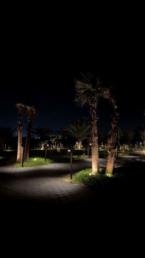 kalid_alkalid_'s tweet photo. وينك يا ذاك الوقت 
سيّر يا ذاك الوقت 
ليله عندنا ..
و خذ يا زمن
خذ كل شي 
و خل شي من الذكرى لنا 
كانت لنا ايام رجّعها لنا ! 

#فايق_عبد_الجليل https://t.co/hSBOgzu10u