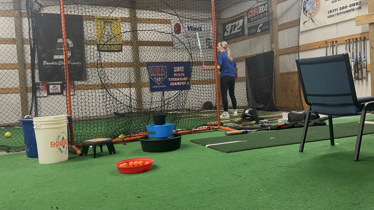 Rylee_2Softball's tweet photo. Had a great time last night working on my swing after a long winter break!!  
#Softball #practice https://t.co/DPYp9KECbG