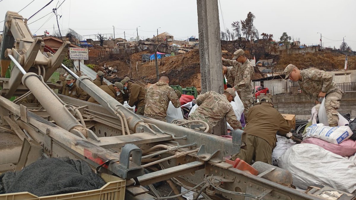 Ejercito_Chile's tweet photo. La Unidad Fundamental de Emergencias y Catástrofes (#UFEC) perteneciente al Regimiento N.° 19 “Colchagua” se mantiene desplegada en los sectores de #Lirquen y #VistaHermosa de la comuna de #Penco, trabajando en el levantamiento de escombros y despeje de las calles.
#EjércitoEnAcción🇨🇱 #Biobío