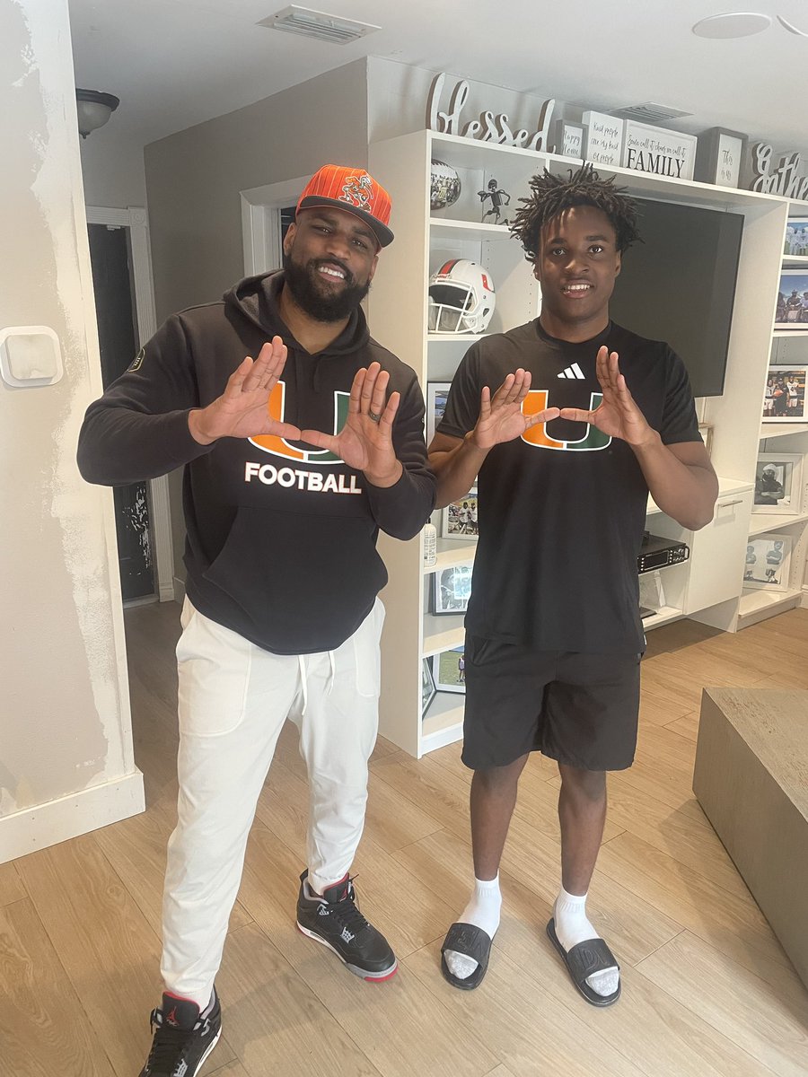jj0nes4_'s tweet image. Thanks My Guy Will Harris For Coming by today  for a Home Visit 🙌🏾 #Gocanes @CoachWillHarris @ZacEtheridge4 @CoachTJefferson @coach_cristobal @DBs__Only @chop_ortega @CanesFootball @TomLoy247