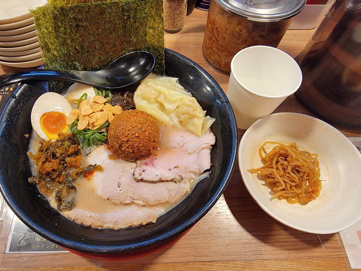 dampjptd2014's tweet photo. 今日は久々にゲーセン帰りの深夜にラーメン食べになりよしへ🛵GO💨
深夜5時まで営業してるから助かる
😋
　豚骨ラーメン全部のせ

贅沢に食べたい気分だったので最高でした🎵

#なりよし
#RamenManiaClub https://t.co/hcvt1dng4a