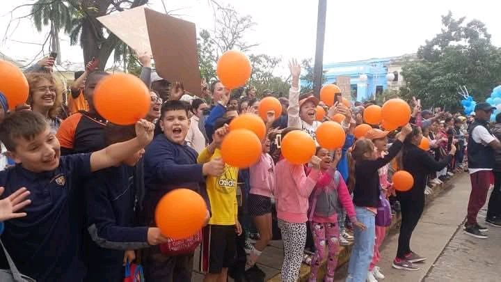 ⚾🧡🇨🇺 Así son recibidos los Leopardos en  Villa Clara.

📸Oscar Salabarría y Henry Omar Perez
#VCL #VillaClara #SantaClara #Leopardos #VC_Azucareros