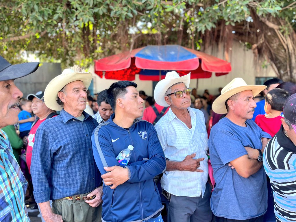 En mi condición de Diputado por el departamento de Chalatenango, he sostenido una reunión de trabajo con las mujeres y hombres que trabajan la tierra, procedentes de caseríos, cantones, barrios y colonias del distrito de Nueva Concepción, Chalatenango Centro.