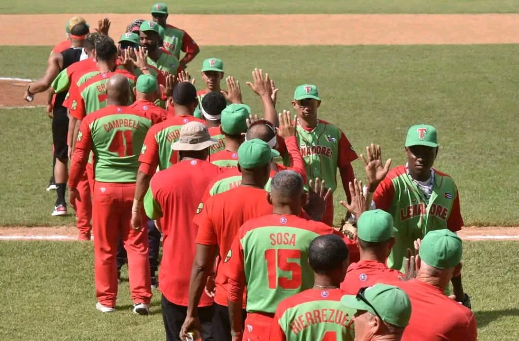 Las #Tunas sacó su estirpe y doblegó 9-7 a #VillaClara  este jueves para  acceder a las semifinales del campeonato cubano de béisbol, en un  playoff que se extendió a siete desafíos. #InderCuba