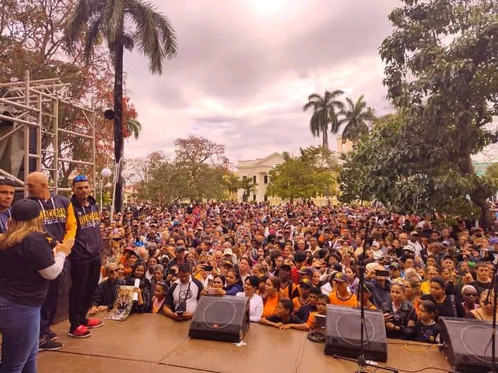 VCL_Azucareros's tweet photo. ⚾🧡🇨🇺 Así son recibidos los Leopardos en  Villa Clara.

📸Oscar Salabarría y Henry Omar Perez
#VCL #VillaClara #SantaClara #Leopardos #VC_Azucareros https://t.co/mdy7fo5uqX