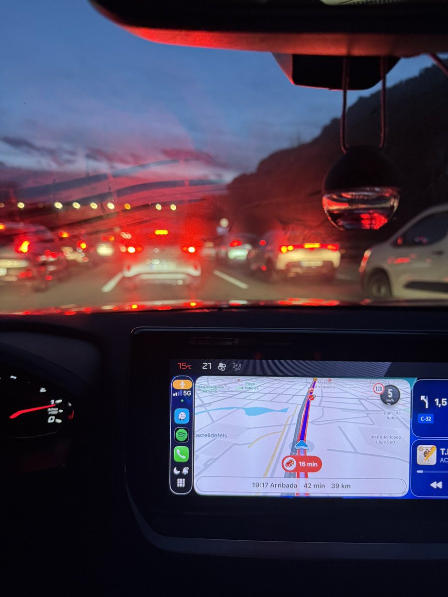 Mig país col·lapsat. He sortit de Francesc Macià (BCN) a les 17.45 h, i son les 19.07 h i estem aturats al peatge de Vallcarca de Sitges. No pots anar en tren, carreteres a petar… És desesperant lo de la mobilitat a Catalunya. Penseu fer alguna cosa, <a href="/govern/">Govern de Catalunya</a>?