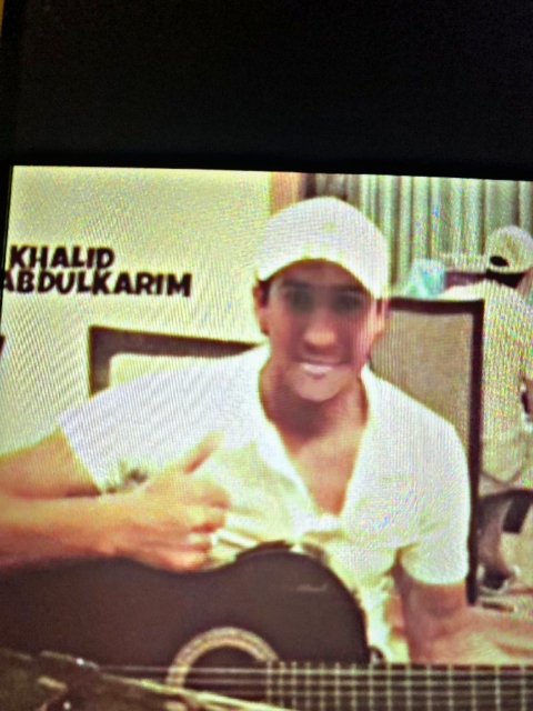 <a href="/AlshargawiAhmad/">الشاعر أحمد الشرقاوي</a> الأستاذ الفنان والملحن
#خالد_عبدالكريم
<a href="/khalidabdlkarim/">خالدعبدالكريم</a> 
حزين على وفاة اعز أصدقائه
الملحن
#طارق_العوضي
الله يرحمه
وله مع الملحن طارق عدة ذكريات وسفريات وتعاونات وأفكار 
وهذي إحدى صورالذكريات في
#تركيا
#إسطنبول
في شقة طارق
وخالد يعزف على جيتار
الملحن
#طارق_العوضي 
وطارق يجلس خلفه