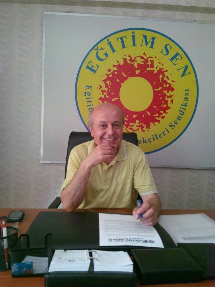 Emek, demokrasi, barış, sendikal hak ve özgürlükler mücadelesinin öncülerinden, önceki dönem KESK Genel Meclis Üyeliği görevini de yürümüş olan, Eğitim Sen Samsun Şube Başkanı İsmail Yavuz yoldaşımızı kaybetmenin derin acısını yaşıyoruz.

İsmail Yavuz arkadaşımızın ailesine ve