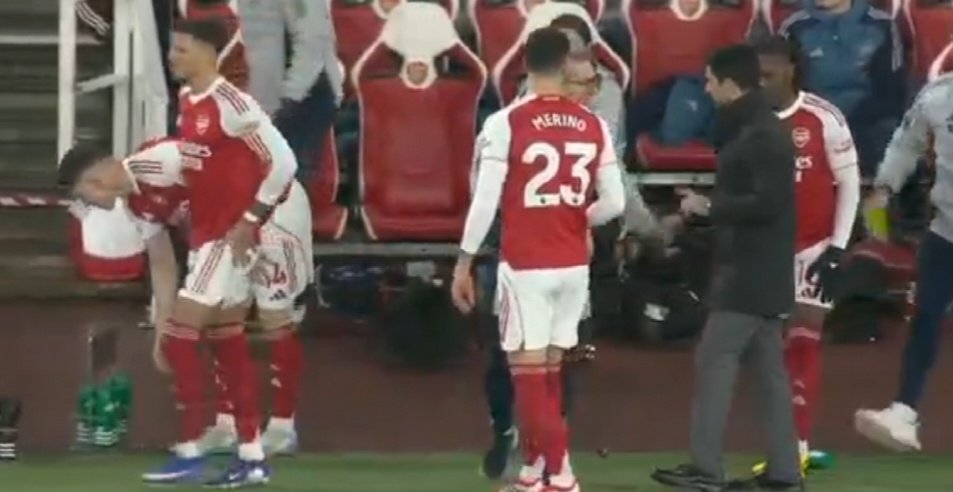 Sunday nyakati kama hizi hapo ugani Emirates huyu dogo kajaribu kutuuzia uoga na sub nne kwa mpigo😂