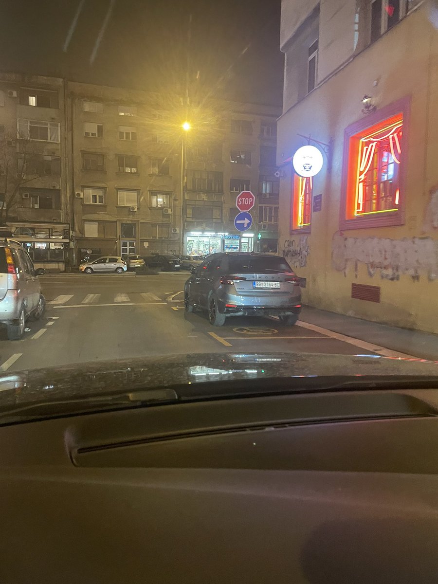 Ugao Vladetine i Cvijićeve, vozilo bez nalepnice parkirano na mestu za invalide <a href="/prijavi_problem/">Servisnicentar</a>