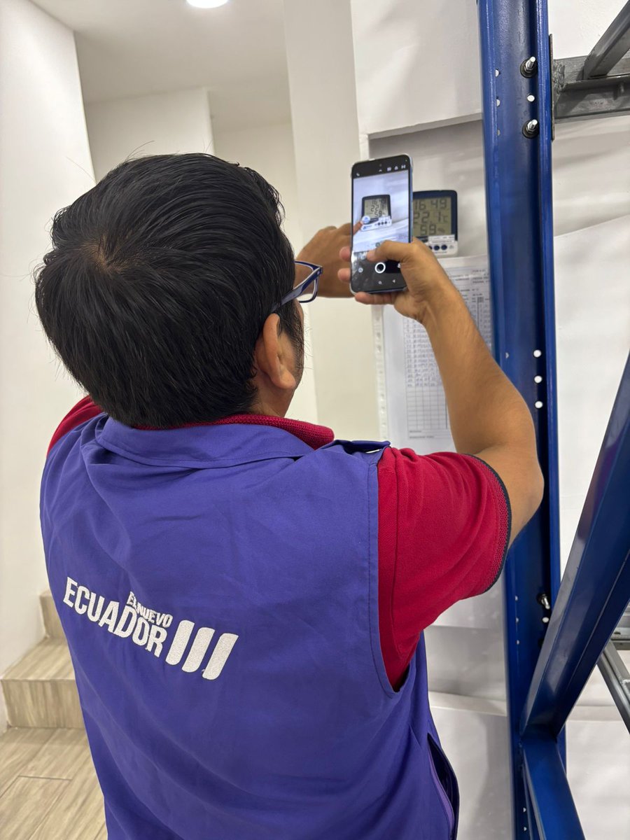 Arcsa_Ec's tweet photo. ¡La calidad de tus fármacos, en cada paso! 🔎🚛

Realizamos inspección previo a la emisión de la certificación de Buenas Prácticas de Almacenamiento, Dispensación y Transporte #BPADT a distribuidoras farmacéuticas en #Manta Y #SantoDomingo.

#ElNuevoEcuador 🇪🇨 https://t.co/toRhydzrZE