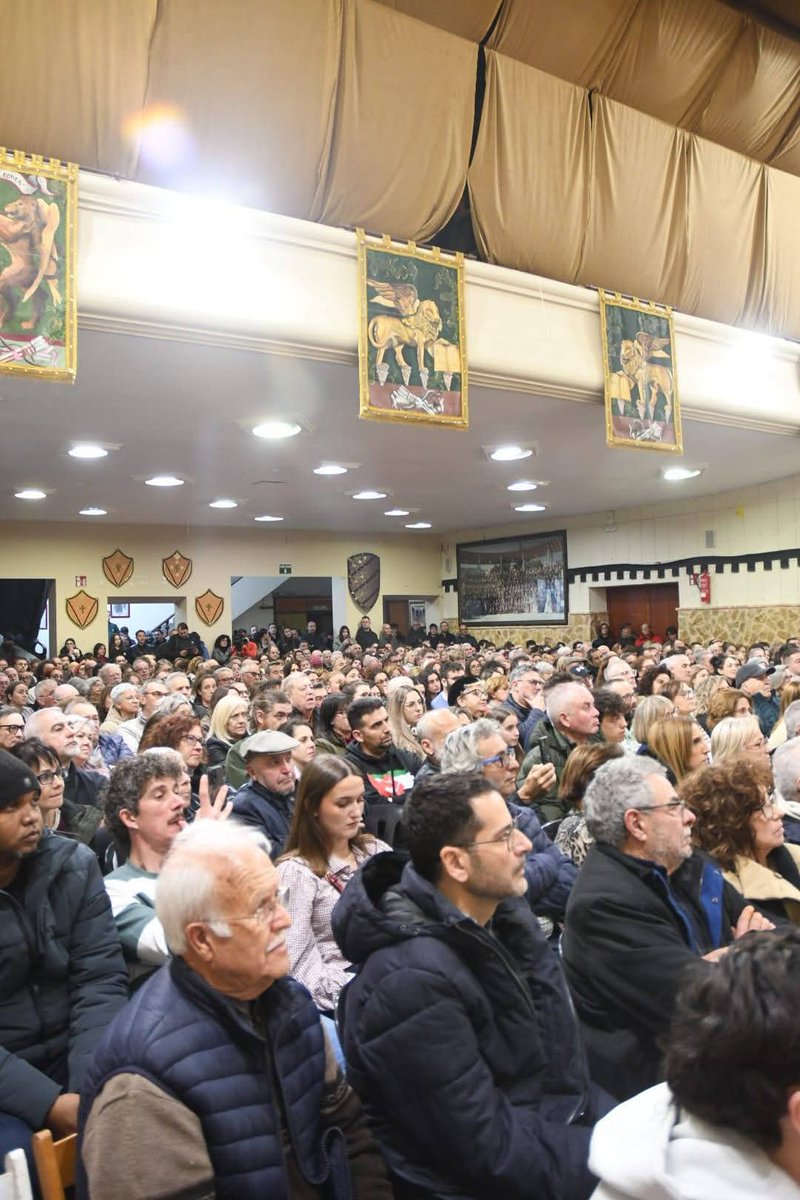 AlcoiaComtat's tweet photo. 📸 Gabriel Rufian a #Onil (8000 habitants).

‼️Aforament complet en només 2 dies: més de mig miler d'assistents confirmats. 

✊️Un altre #PaísValencià és possible i necessari. 

#PaïsosCatalans #Alcoi #AlcoiàComtat

@gabrielrufian @Esquerra_Erpv @Esquerra_ERC https://t.co/V3Wh9yVmO9