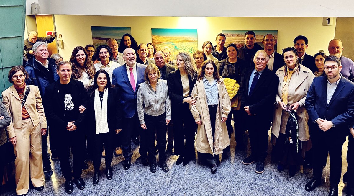 Es war mir eine Ehre, heute ehemalige Geiseln und deren Familien in unserer Botschaft zu begrüßen. Genau vor einem Jahr kam der 81-jährige Gadi Moses frei. Über 400 Tage wurde er von den Terroristen in den Tunneln Gazas gehalten. Und heute ist er zurück in seinem Kibbuz Nir Oz