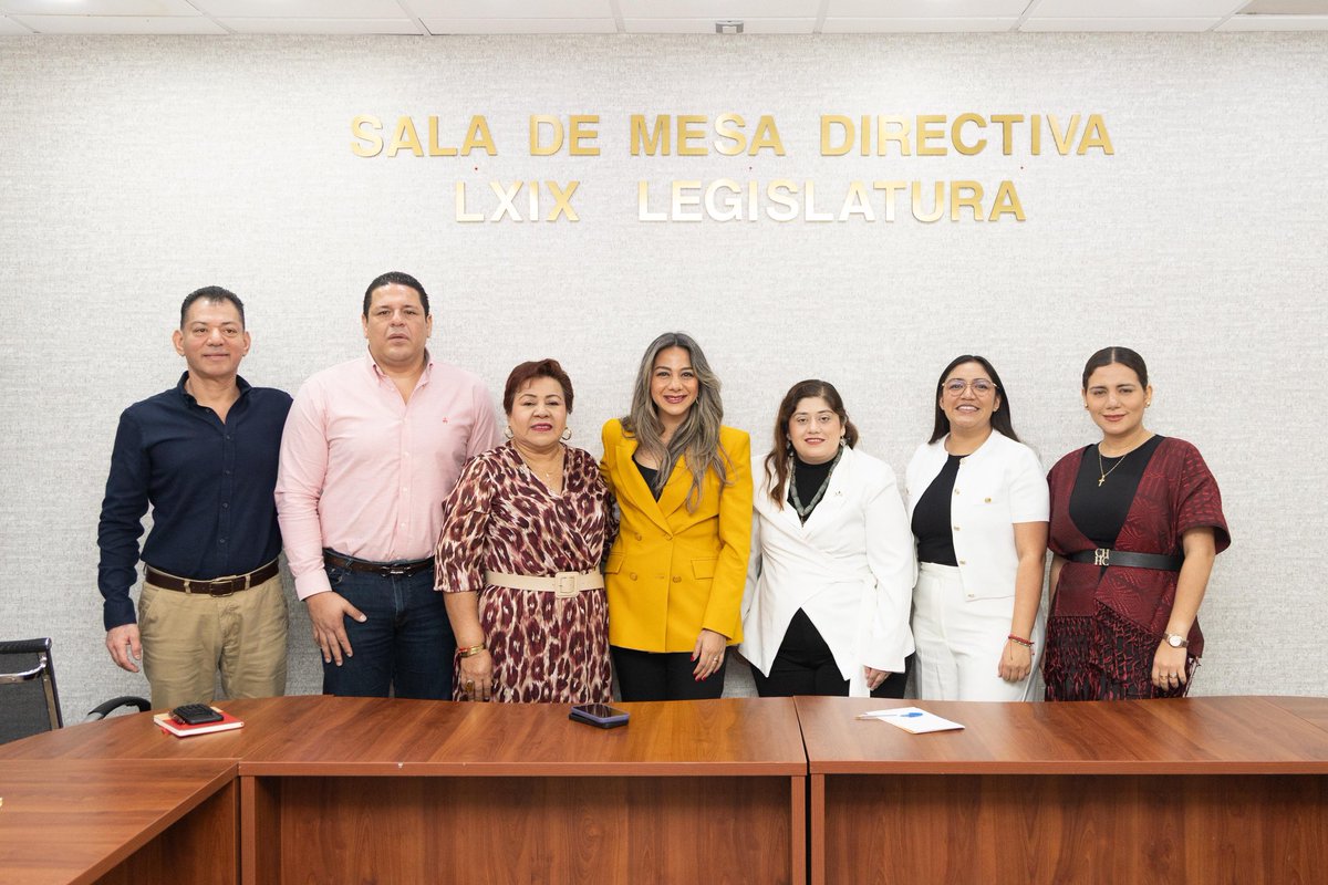 Como integrante de la Comison de Educación del <a href="/congresoChis/">Honorable Congreso del Estado de Chiapas</a> participe en una reunión de trabajo convocada por la Pdta. de la Mesa Directiva Alejandra Gomez Mendoza, en la que abordamos temas claves para fortalecer la agenda Legislativa en Educación, a favor de las y los