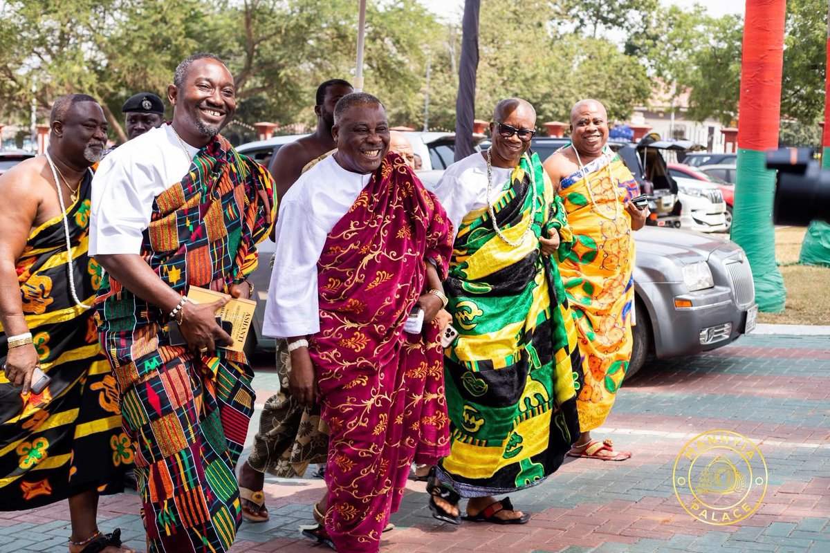 auntiededei's tweet photo. 🚨⛵️: The Greater Accra Regional House of Chiefs, led by its President, Oboade Notse Odaifio Welentsi III, paid a courtesy visit to the Asantehene, Otumfuo Osei Tutu II, at the Manhyia Palace.
📸: Manhyia Palace
📍Maamli
#auntiededei #ga #ghana #culture #dedeinews #dedei https://t.co/XZ95FvqGuQ