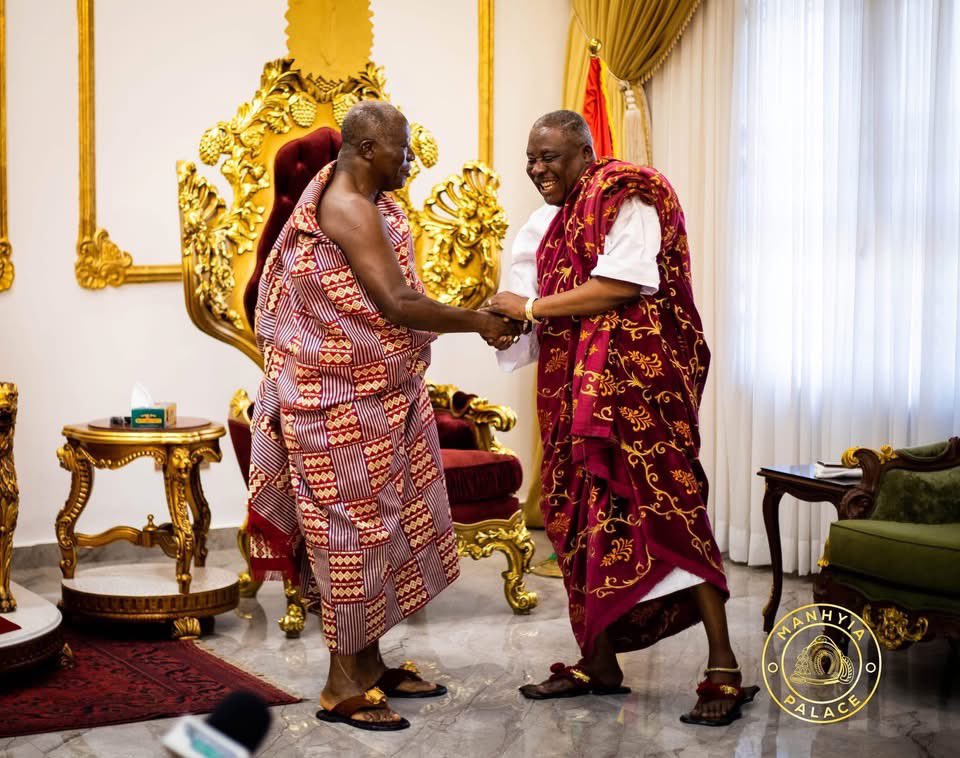 auntiededei's tweet photo. 🚨⛵️: The Greater Accra Regional House of Chiefs, led by its President, Oboade Notse Odaifio Welentsi III, paid a courtesy visit to the Asantehene, Otumfuo Osei Tutu II, at the Manhyia Palace.
📸: Manhyia Palace
📍Maamli
#auntiededei #ga #ghana #culture #dedeinews #dedei https://t.co/XZ95FvqGuQ