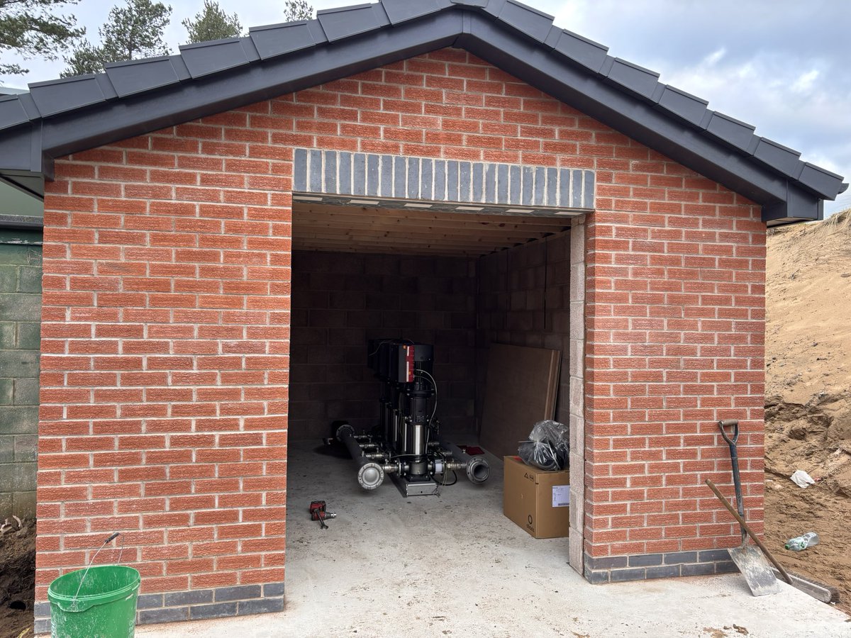 Hillside_Greens's tweet photo. Winter work coming to an end, with the staff building all styles of bunkers to the usual @Hillside_GC standards, great work gents. Phase 1 of the new irrigation system is also nearing it’s completion, complete with a grand design of a pump house 🏠 https://t.co/5bik4x30qE