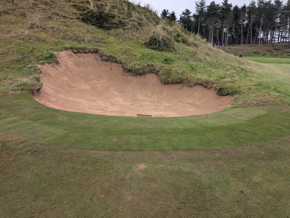 Hillside_Greens's tweet photo. Winter work coming to an end, with the staff building all styles of bunkers to the usual @Hillside_GC standards, great work gents. Phase 1 of the new irrigation system is also nearing it’s completion, complete with a grand design of a pump house 🏠 https://t.co/5bik4x30qE