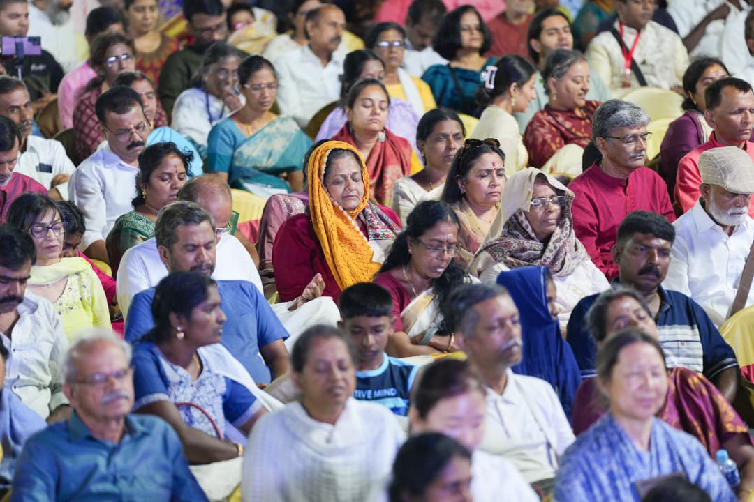 A historic moment as the 1,000-year-old sacred relics of the Somnath Jyotirlinga were brought to the sanctum sanctorum of the Rameswaram Jyotirlinga.

Priests from all 12 Jyotirlingas performed the Pradosh Puja with holy waters from their respective temples, witnessed by