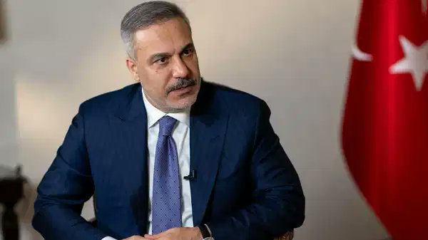 Hakan Fidan:

➖"Onlar (YPG'liler) Suriyeli değiller ve şu anda Suriye'deler. Tek amaçları ise Türkiye'nin ulusal güvenlik çıkarlarına zarar vermek. Ve biz bunun gerçekten ortadan kalkmasını istiyoruz. Bu birincisi. İkincisi, dünya kamuoyunun pek bilmediği bir şey var, o da