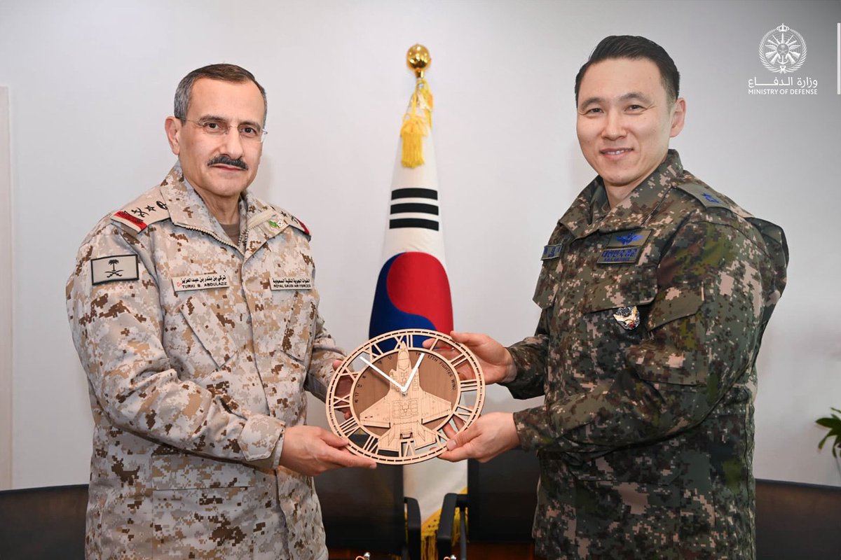 🇸🇦 وزارة الدفاع: 
سمو قائد القوات الجوية يزور جمهورية كوريا، تلبيةً لدعوة رسمية من معالي رئيس أركان القوات الجوية الكورية.