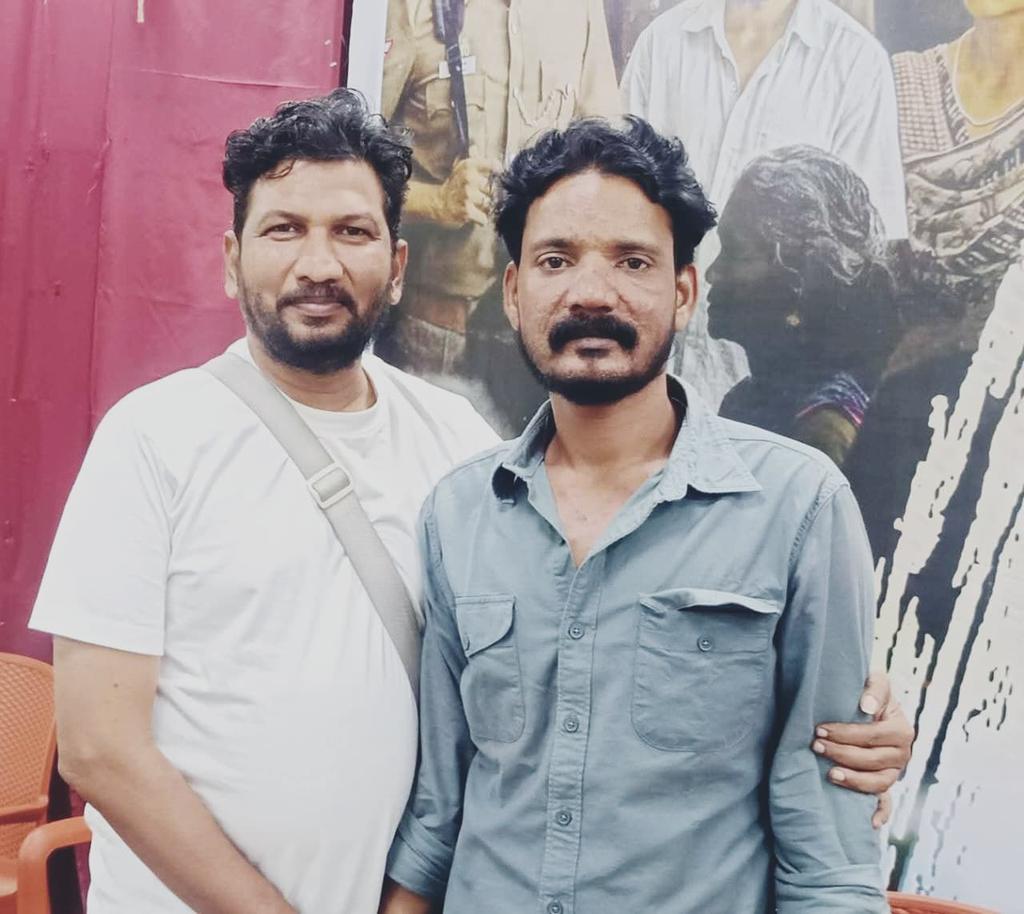BakyarajDirect4's tweet photo. சிறை படத்தின் இயக்குனர் திரு சுரேஷ் ராஜகுமாரி அவர்கள் மற்றும் படத்தின் கலை இயக்குனர் தோழர் திரு ராகவன் சஞ்சீவி அவர்கள் சந்திப்பு மகிழ்ச்சியான தருணம் வாழ்த்துகள் https://t.co/JnvfSSKB48