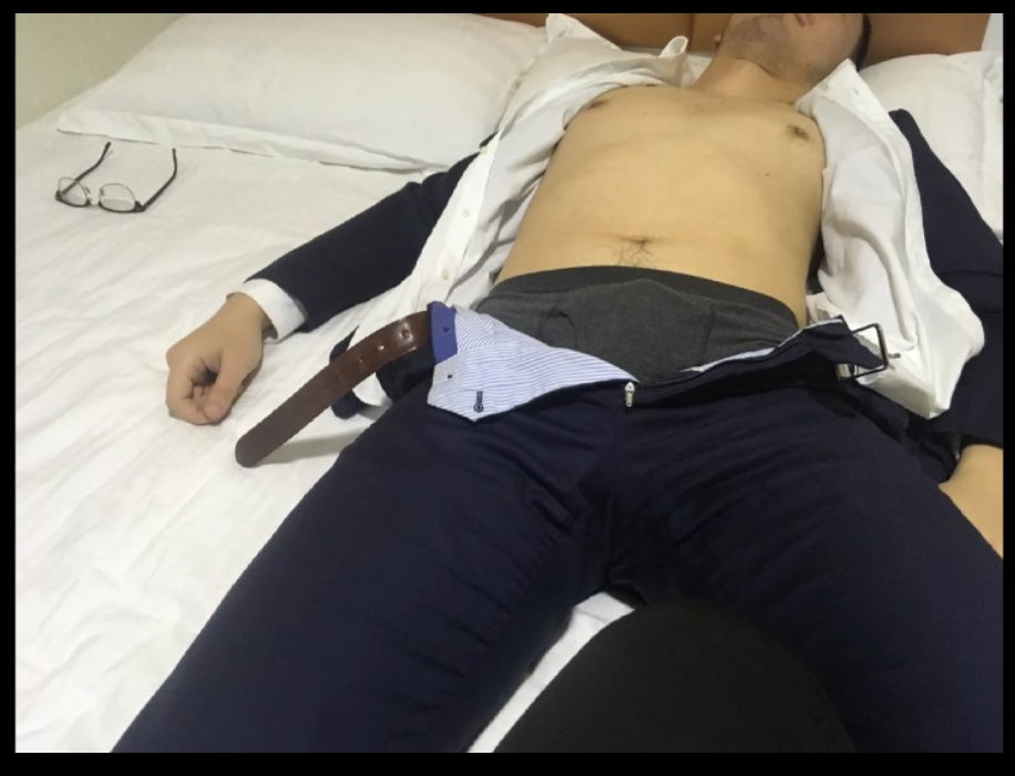 AAAcollegerf's tweet photo. 好想玩这种西装大叔，任人摆弄的玩具 https://t.co/8jZ21zRGcZ
