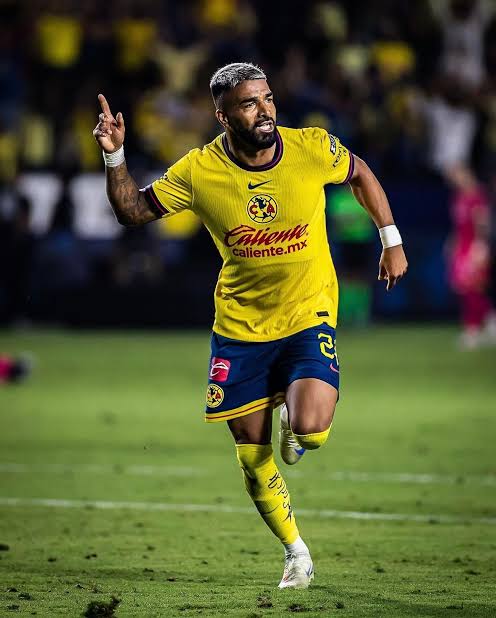 Apunta al norte 🇺🇾 ⚽ 🐯

El delantero del América, Rodrigo Aguirre se perfila para ir a Tigres, informan medios nacionales.

Su salida de Coapa permitiría fichar al brasileño Raphael Veiga, próximo a convertirse en Azulcrema.