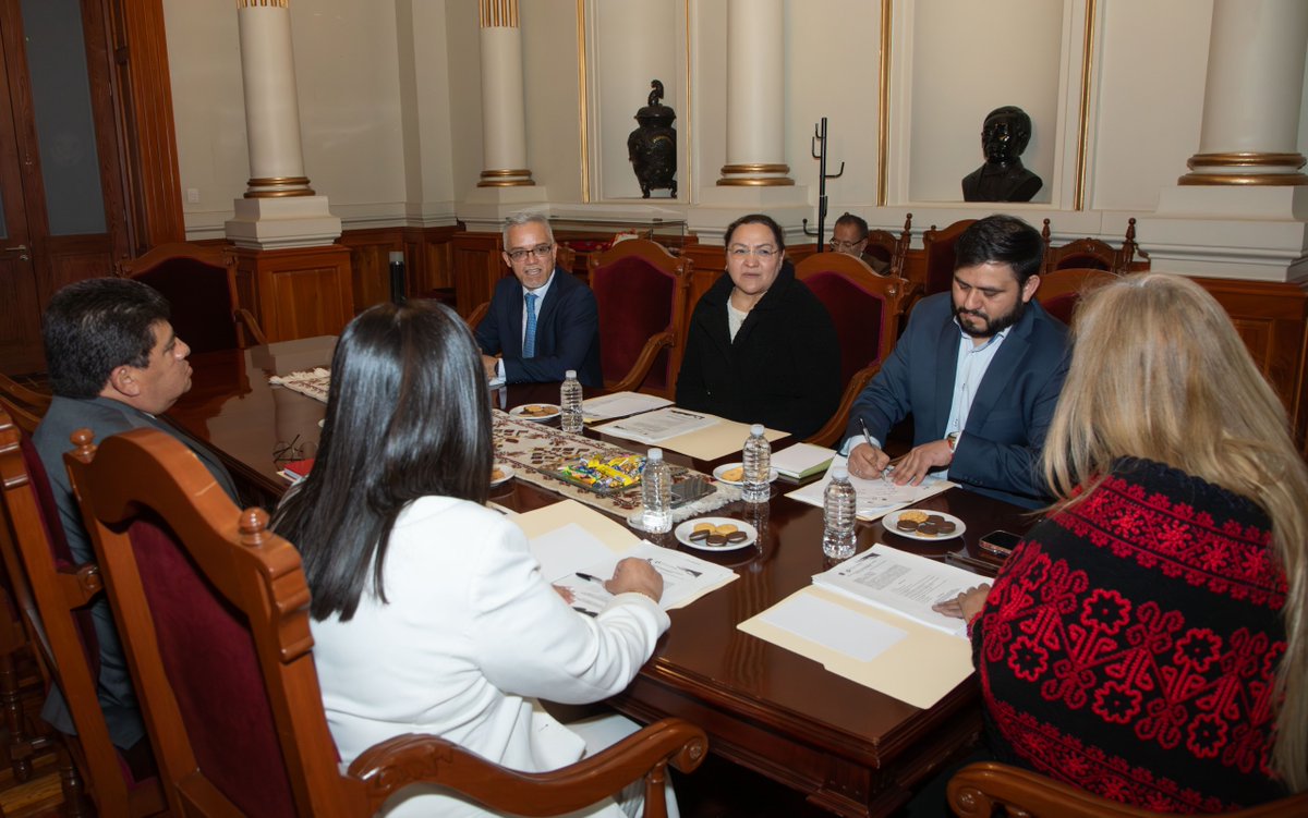 PJEdomex's tweet photo. En sesión de la Sala de Asuntos Indígenas del Tribunal Superior de Justicia del Estado de México y por votación unánime de sus integrantes, se designó a la Magistrada Erika Icela Castillo Vega como Presidenta de la sala, fortaleciendo la conducción de este órgano especializado en la protección y garantía de los derechos de los pueblos y comunidades indígenas.

Durante la jornada, también se socializó el Plan de Trabajo 2026, se designaron asuntos jurisdiccionales, así como se puso a consideración el calendario de sesiones. 

En esta sesión participaron las Magistradas María Rosalba Briseño Alvarado y Verónica Carrillo Carrillo, así como los Magistrados Arturo Márquez González y Lawrence Eliseo Serrano Domínguez, integrantes del órgano.

Con estos acuerdos, la Sala reafirma su compromiso con una justicia cercana, intercultural y eficiente, orientada a consolidar el acceso efectivo a la justicia para todas las comunidades indígenas de la entidad.