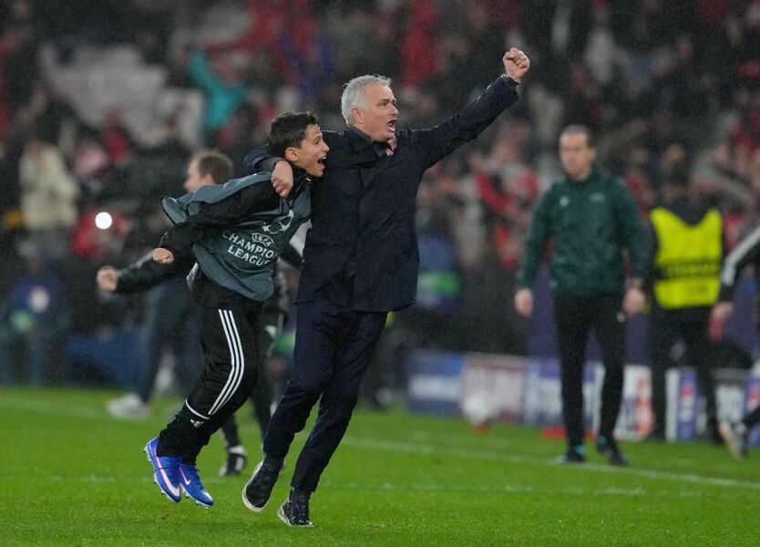Francisco Cunha conta história de como festejou a vitória com Mourinho:

«Eu estava ao lado do banco do Real Madrid e sabia que o Benfica precisava de um golo, era o estádio todo a gritar, era o último lance. Estava a ver aquilo e quando aconteceu comecei a correr, a correr e vi