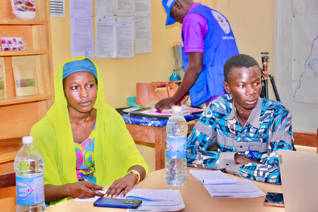 Adecopa_21's tweet photo. Le Programme Ambassadrices Genre &amp; HeForShe de l'ADECOPA est désormais lancé sur le terrain.
Du 29 au 30/01/2026 à Maroua, 18 jeunes ont été formé·e·s portant sur les VBG, la cybersécurité, la communication en ligne et le leadership guidés d'une visite de terrain. 
 #VBG #Genre https://t.co/DviAwii4lG