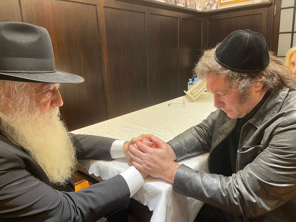 MartnPeiretti1's tweet image. 🟥❎⚠️ Javier Milei dejó pasar más de 50 días para declarar la emergencia al fuego en la Patagonia, ¿por qué?, por pedido de empresarios judíos que aportaron a la campaña política del presidente y que estarían vinculados a los próximos negocios inmobiliarios en zonas incendiadas.