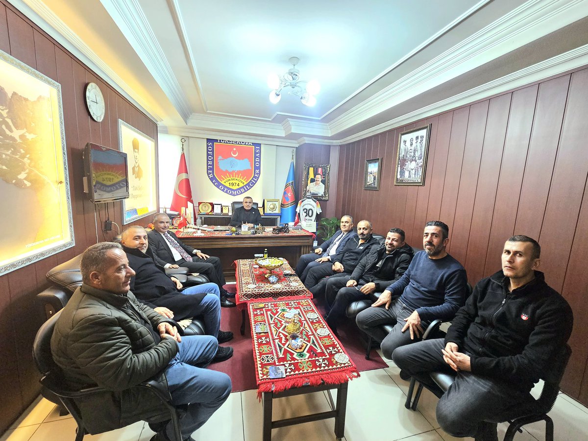 Yüksekova Şoförler ve Otomobilciler Esnaf Odası’nın olağan genel kurulunda yapılan seçimde güven tazeleyen Başkan Selami DURNA’yı İş insanı Sayın Burhan YILMAZ,Esendere Belediyesi Su ve kanalizasyon Müdürü Sayın Avşar BÜYÜKSÜ, Yağan Manav Sahibi Sayın Kadir YAĞAN,  Otogalerici