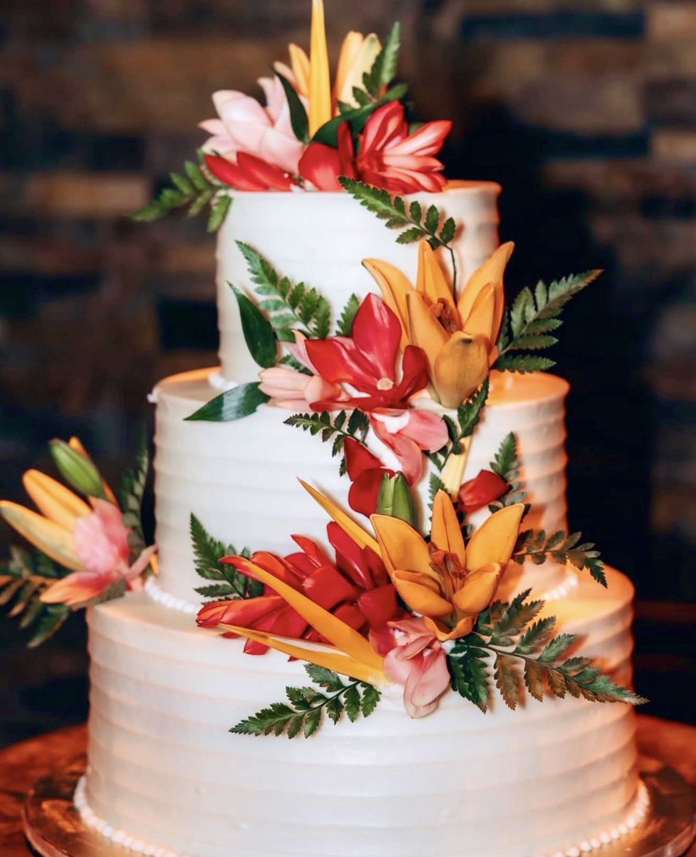 Tropical vibes as we head into the coldest weekend of the year. 🌺🎂

📸 @knotandcoevents 

#EddasCakes #WeddingCake