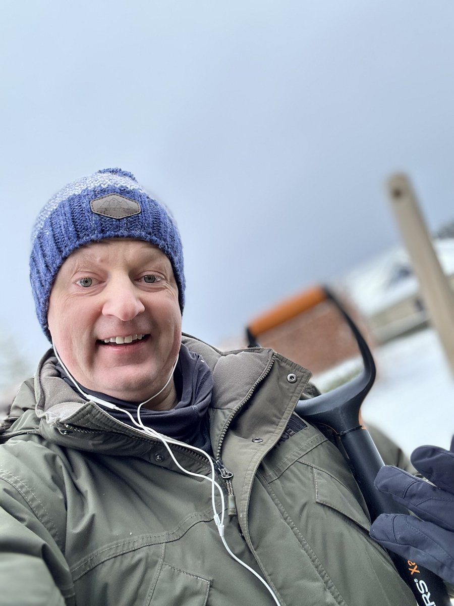 DirkDubiel's tweet photo. Saving the new gold: Salt!
My best investment in 2025 was a brom (hard bristle) and snow shovel. 😂

My savings: 
- going to the gym and
- sprinkle salt (pure waste)

Instead: Almost twice a day I exercise.
My hand gloves can tell.

I wish you a great weekend ahead.
Enjoy the winter and a bit of special silence.

Best regards, Dirk