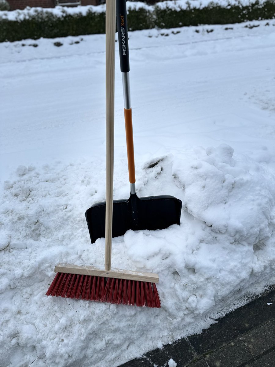DirkDubiel's tweet photo. Saving the new gold: Salt!
My best investment in 2025 was a brom (hard bristle) and snow shovel. 😂

My savings: 
- going to the gym and
- sprinkle salt (pure waste)

Instead: Almost twice a day I exercise.
My hand gloves can tell.

I wish you a great weekend ahead.
Enjoy the winter and a bit of special silence.

Best regards, Dirk